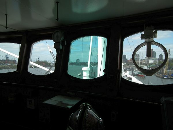 Auf der Brücke der Cap San Diego