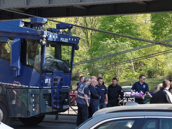 Posieren vor einem bayerischen Wasserwerfer